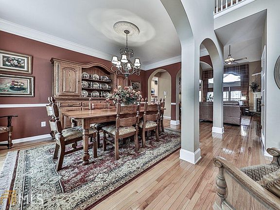 5th image of 828 Valley Dr
