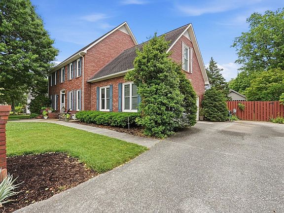 3rd image of 1363 Ivy Ln