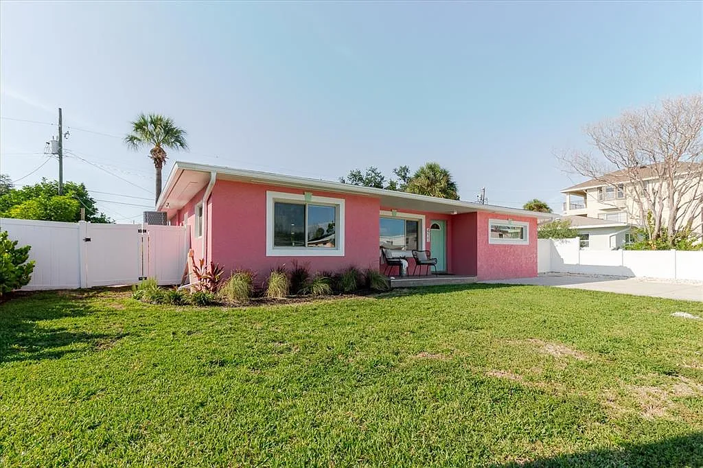 3 bed, 2.0 bath, 1352 sqft, $6,000 — Photo 2