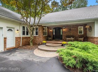 2218 Pine Hollow Trl, Brighton, MI