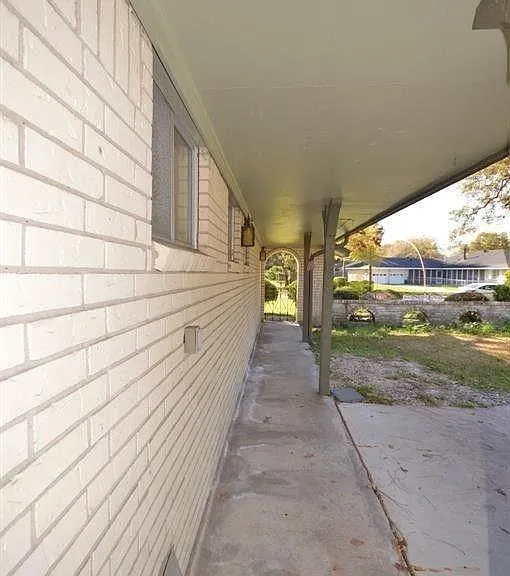 114 Lafayette Ln — Photo 2