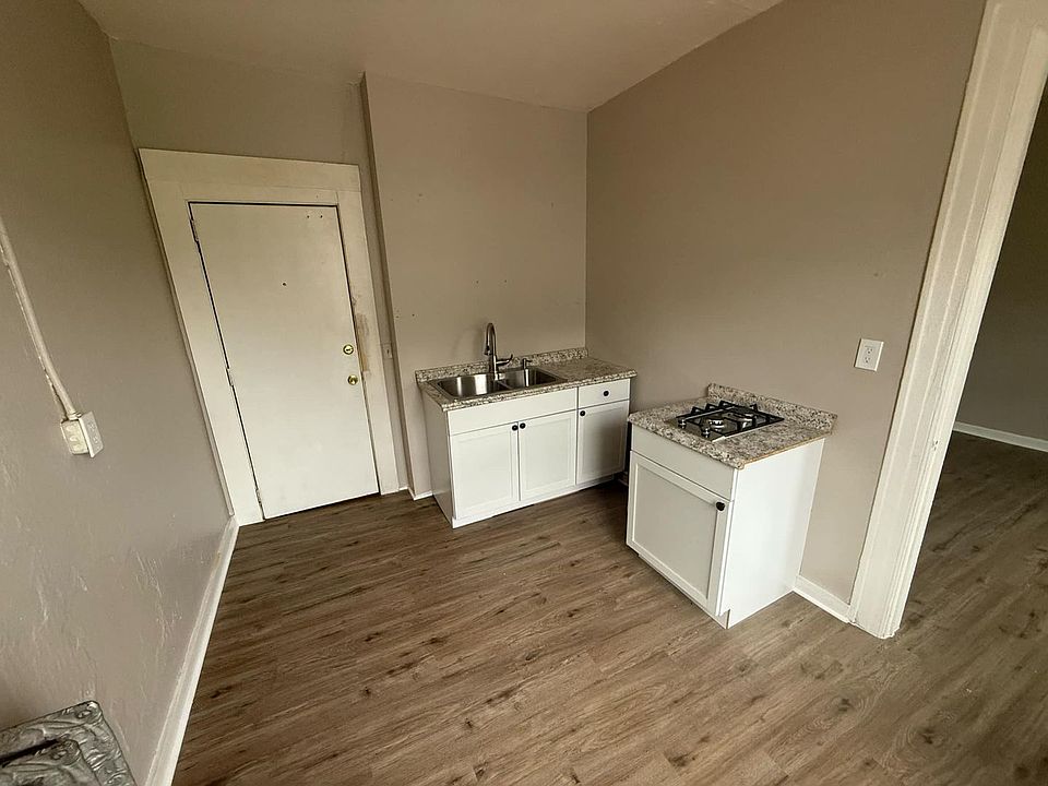 2nd image of 516 E Willow St APT B1