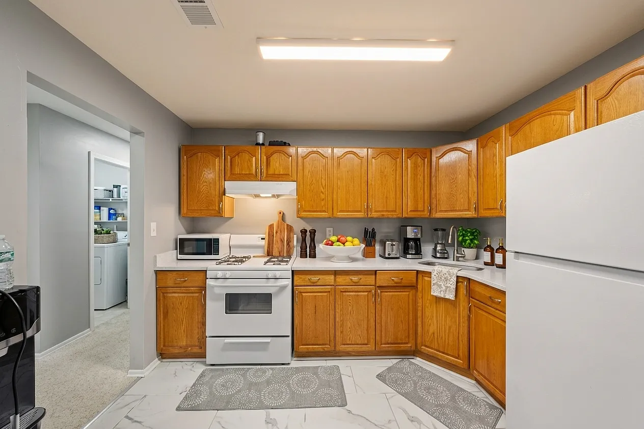 2 bed, 896 sqft, $2,300 — Photo 4