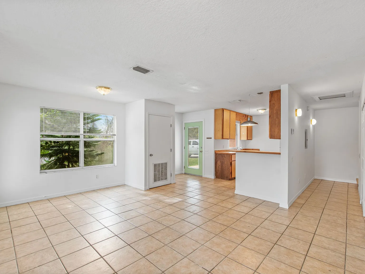 3 bed, 1366 sqft, $2,100 — Photo 2