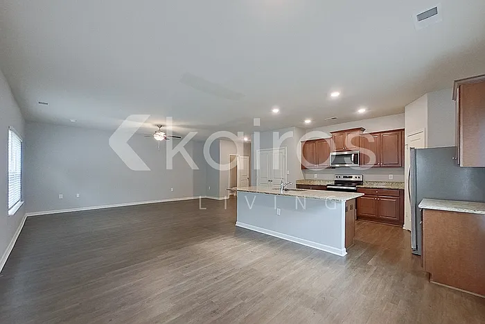 4 bed, 2.5 bath, 2002 sqft, $1,965 — Photo 4