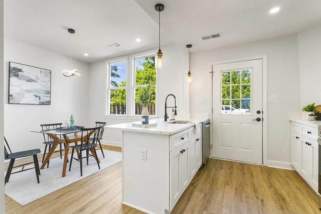 615 S Adams St — Photo 1