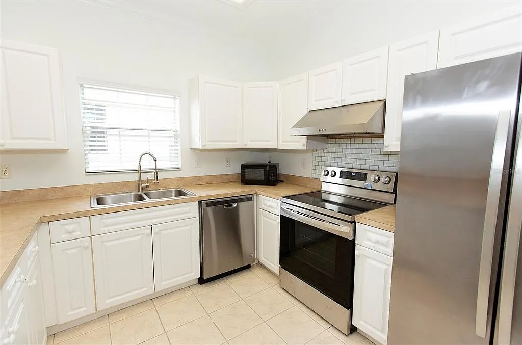 3 bed, 2.0 bath, 1380 sqft, $2,075 — Photo 3
