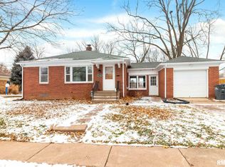 2744 Glenn St, Bettendorf, IA 52722