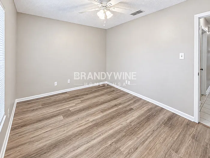 3 bed, 2.0 bath, 1382 sqft, $2,426 — Photo 4