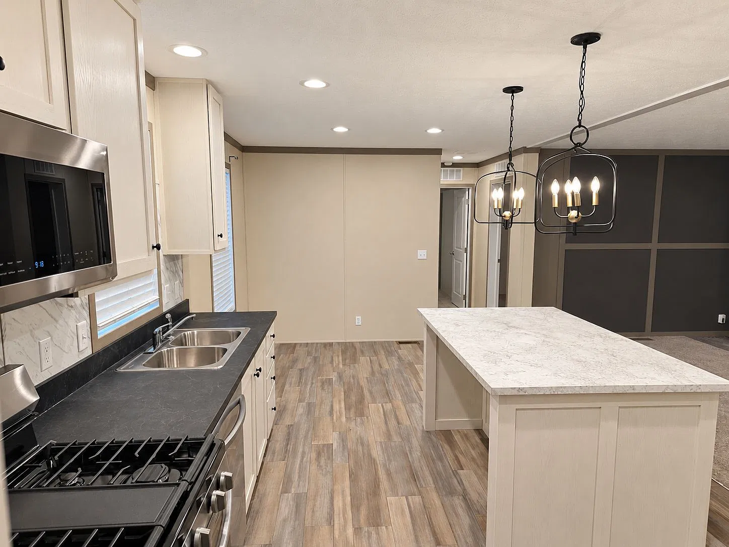 Large Kitchen Island! — Photo 4