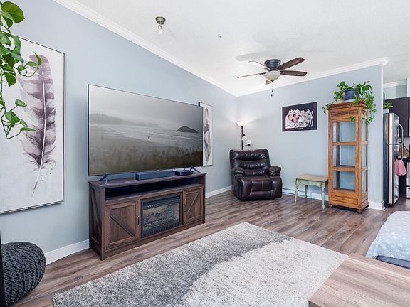 4th image of 20460 Douglas Cres #318