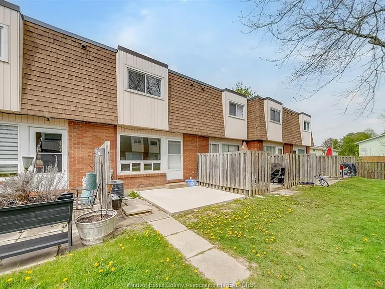 5486 Lassaline Ave — Photo 30