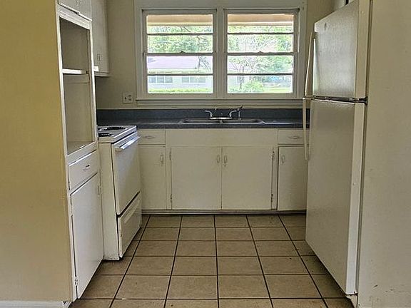 3rd image of 1509 Miramar St