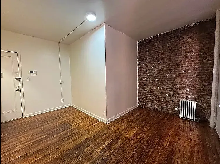 220 E 29th St — Photo 3