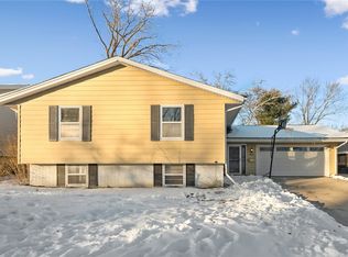 2602 Towne House Dr NE, Cedar Rapids, IA 52402