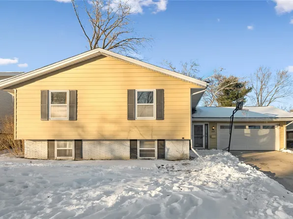 2602 Towne House Dr NE, Cedar Rapids, IA 52402
