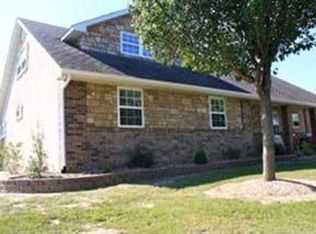 1610 Sky Ranch Cir, Bolivar, MO 65613