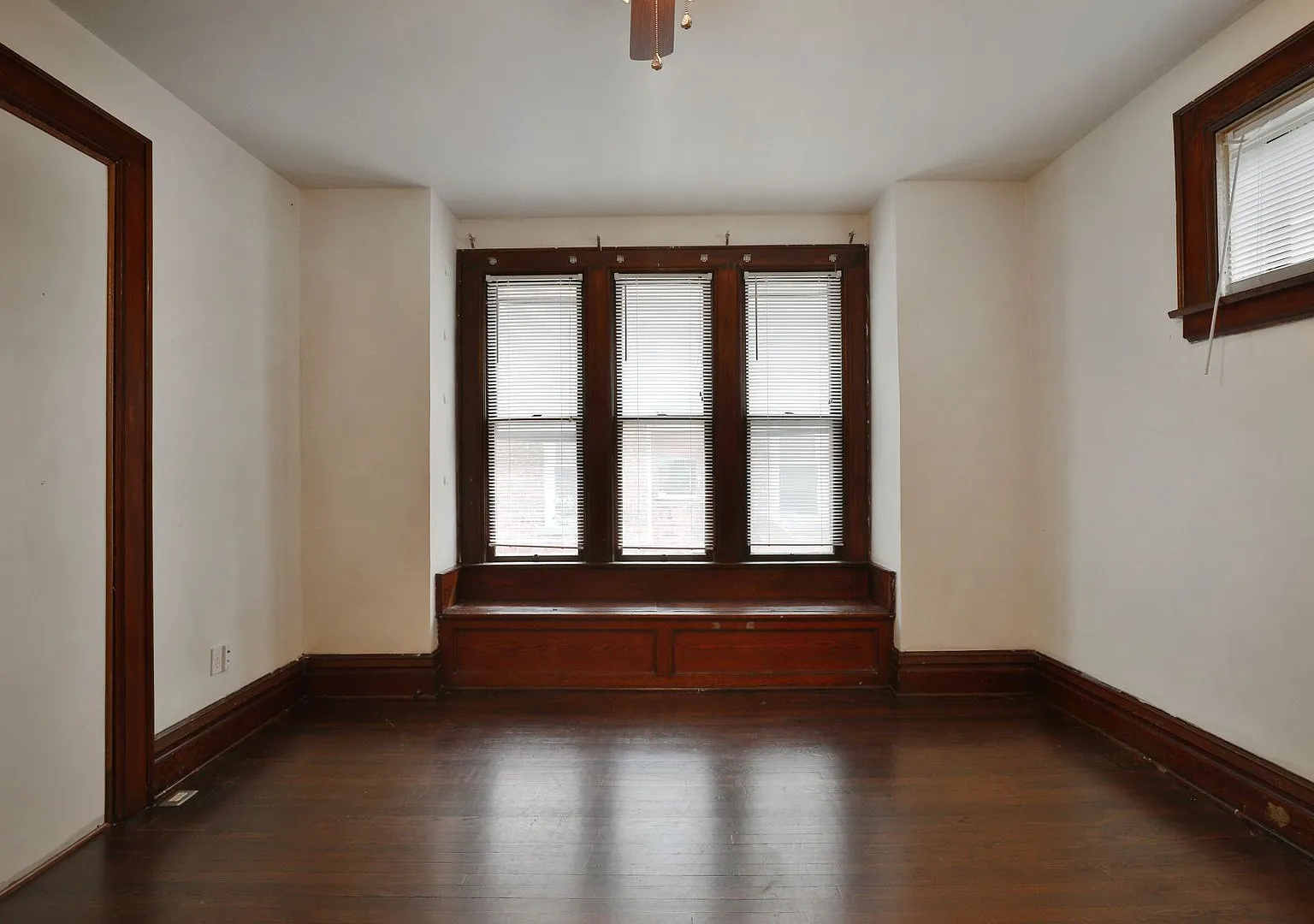 Great Central Location 5 Bedroom House - Virtual Showings Available — Photo 3