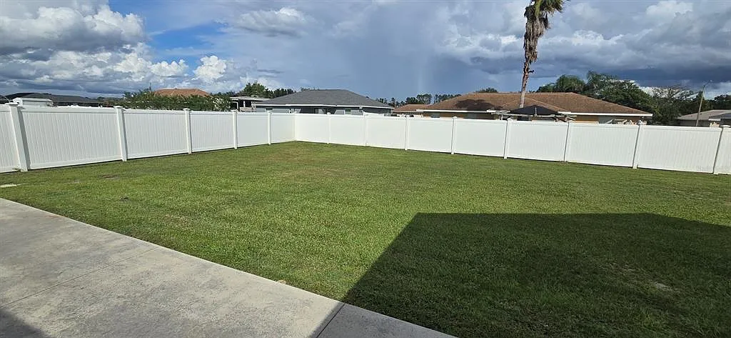 4 bed, 3.0 bath, 1969 sqft, $2,400 — Photo 4