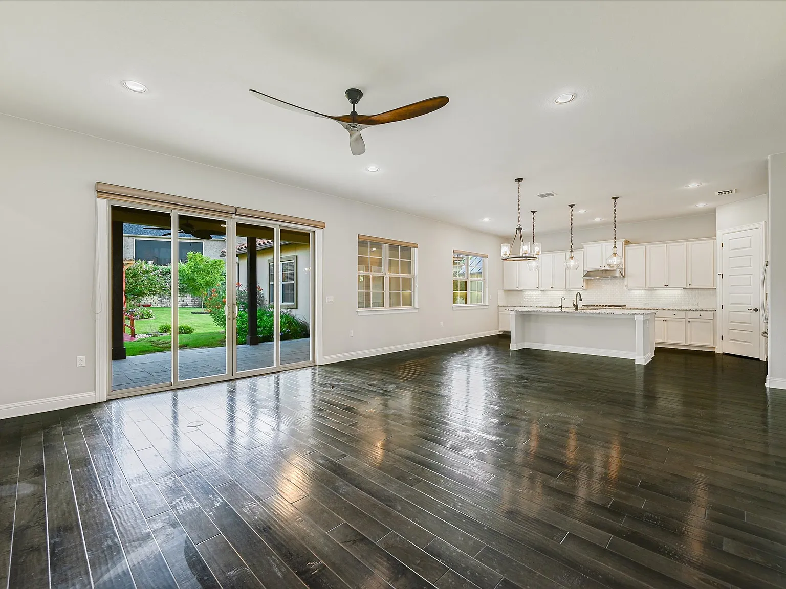 3 bed, 3.5 bath, 2559 sqft, $3,000 — Photo 2