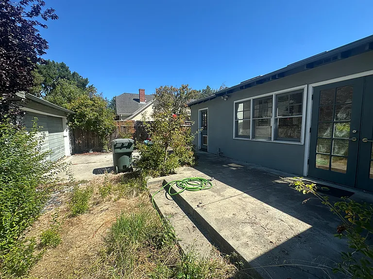 1613 Mariposa Ave — Photo 34
