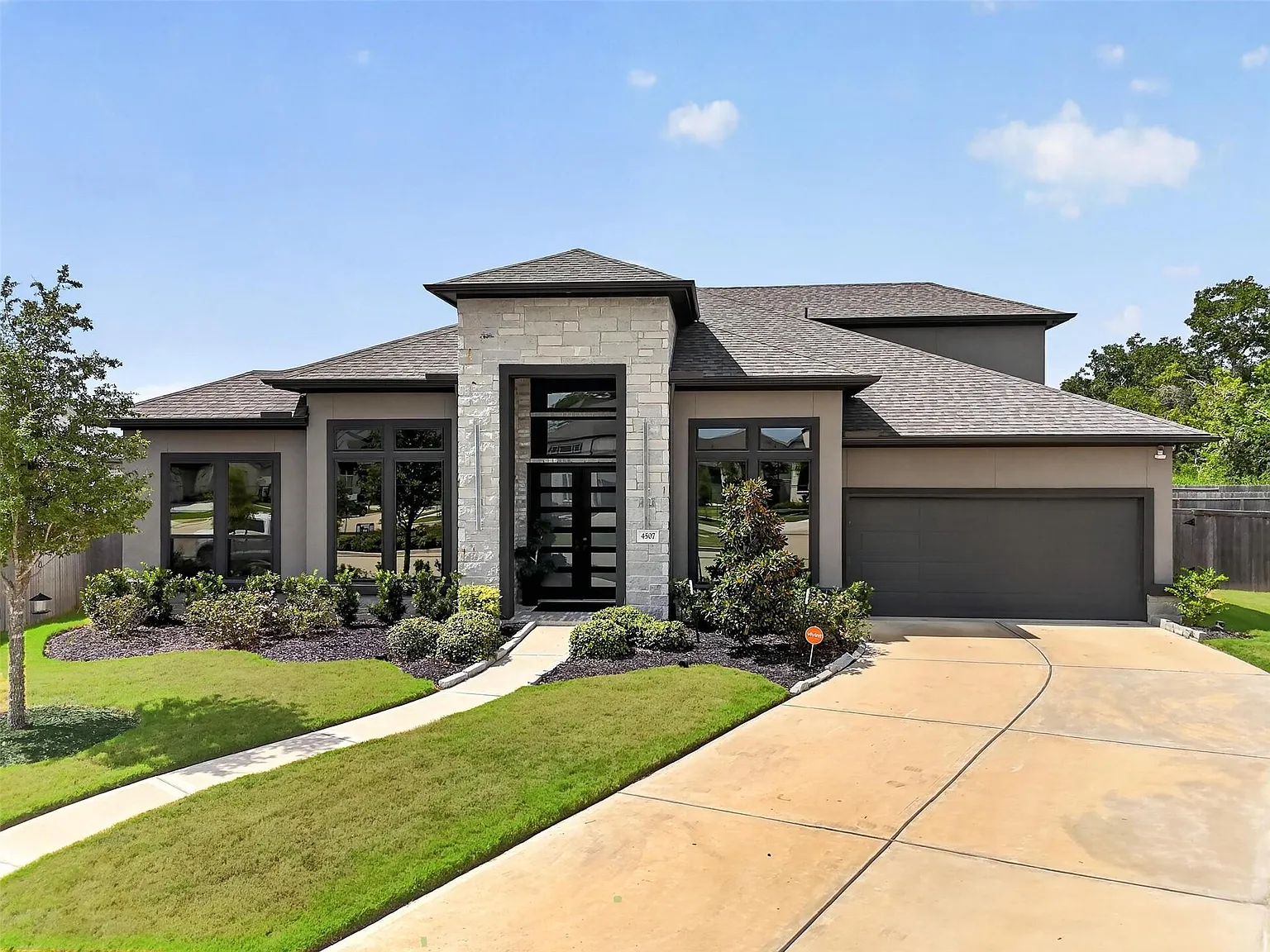 5 bed, 5.5 bath, 4060 sqft, $6,000 — Photo 2