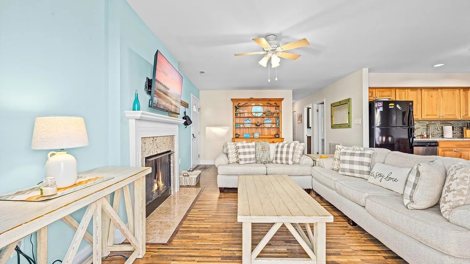 3 bed, 2.0 bath, 1194 sqft, $8,577 — Photo 1