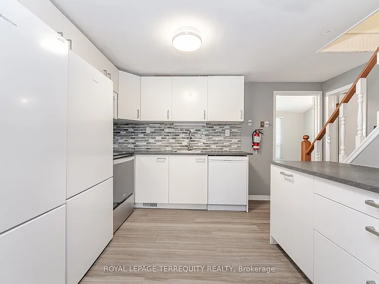 16 Royal Ave — Photo 10