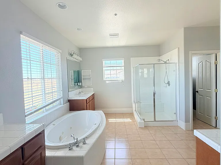 850 Monterey Ct — Photo 20