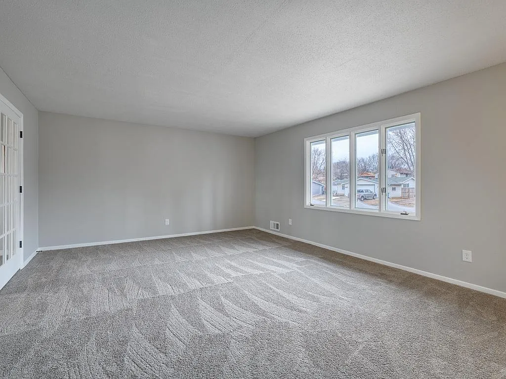 3 bed, 1.0 bath, 1204 sqft, $1,950 — Photo 2