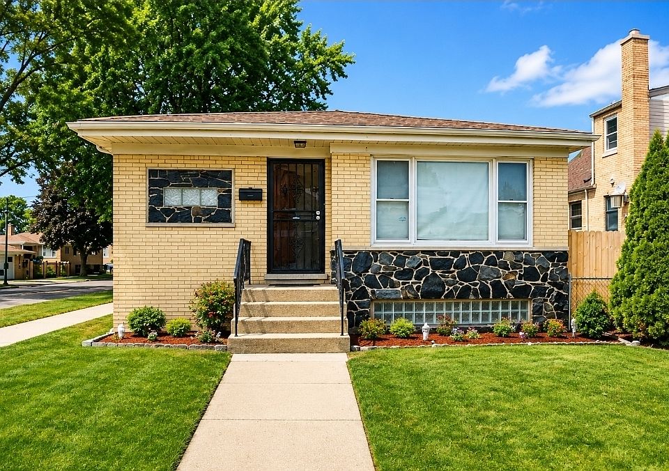 1st image of 3000 N Neenah Ave