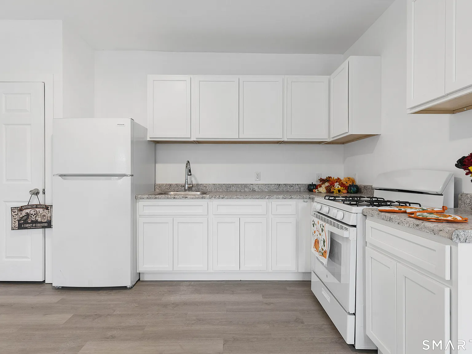 3 bed, 1.0 bath, 11145 sqft, $1,750 — Photo 2