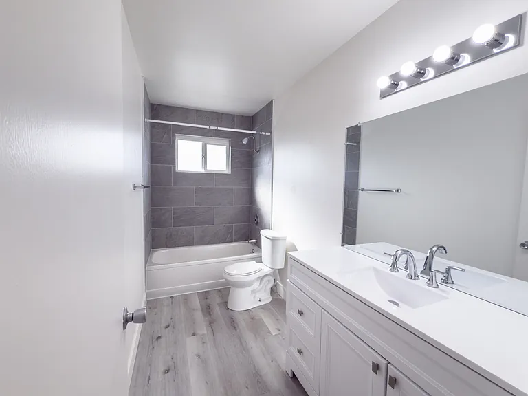 The Palms Apartments — Photo 37