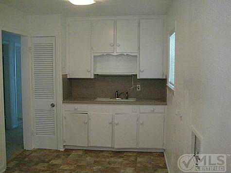 3rd image of 1212 N Oak St