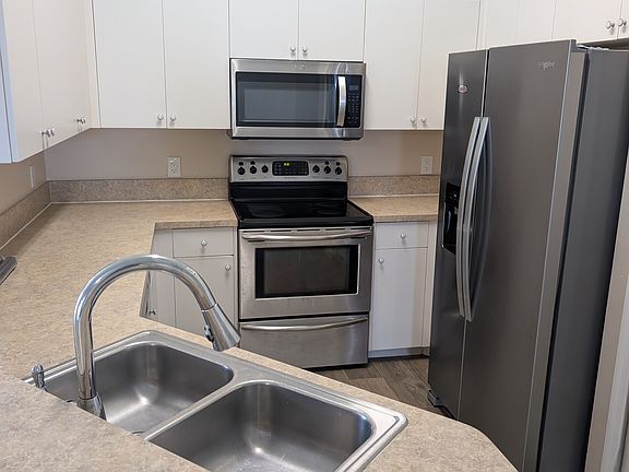 4th image of 3411 Chiquita Blvd S