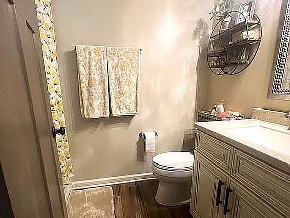 2nd BR en suite bath