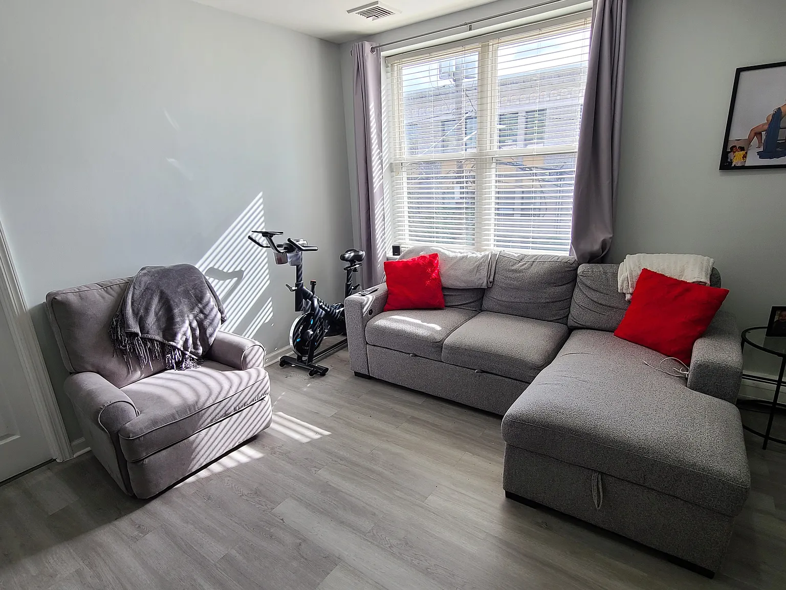 3 bed, 975 sqft, $2,600 — Photo 2