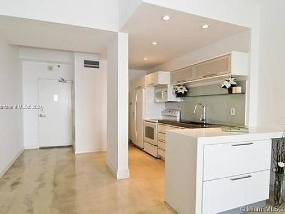 2nd image of 1000 West Ave #Penthouse 05