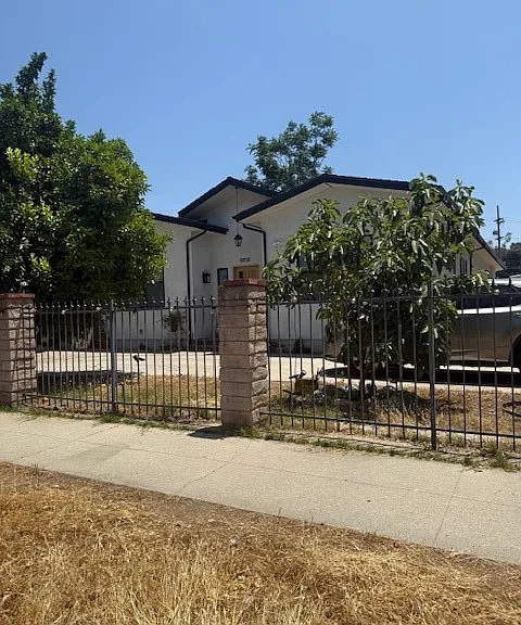 22520 Clarendon St — Photo 32