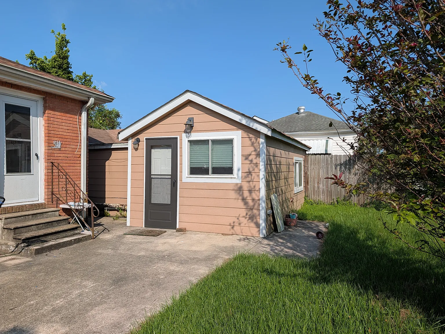 2200 Lloyds Ave — Photo 1