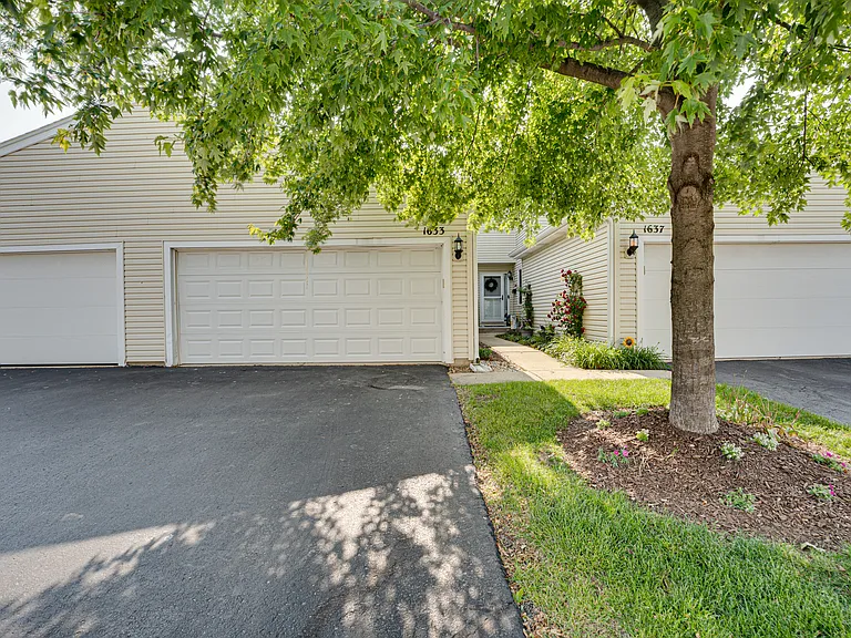 1633 Hilton Head Dr — Photo 1