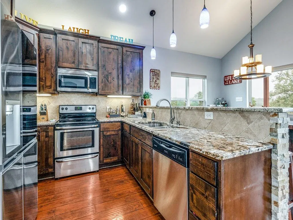 3 bed, 2.5 bath, 1667 sqft, $4,500 — Photo 2