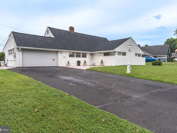 455 Snowball Dr, Levittown, PA 19056