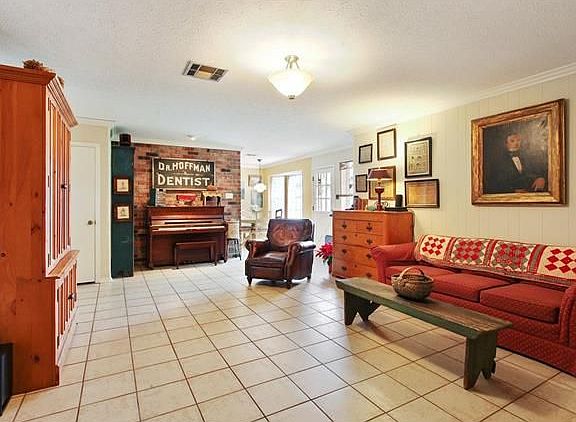 5th image of 20 Brittany Dr