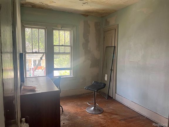 5th image of 17447 Arlington St