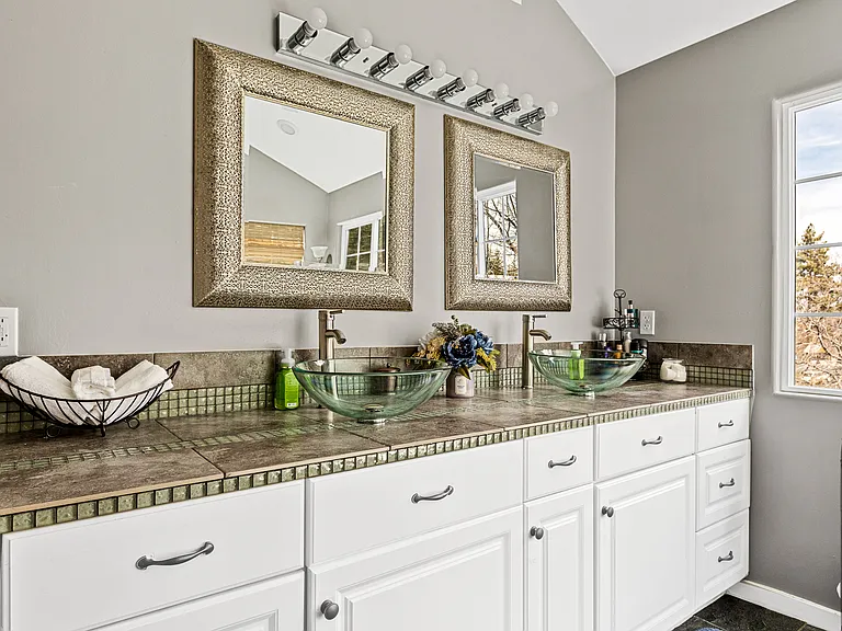 Master bathroom - 2nd floor
