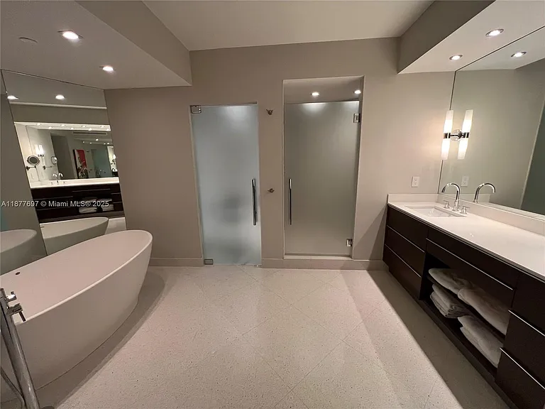 300 S Pointe Dr #2806 — Photo 5