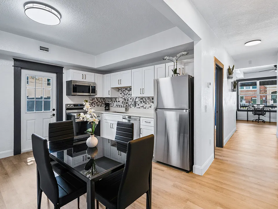 209 W Gladys St #2