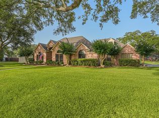 4 Spreading Oaks Ct, Angleton, TX 77515