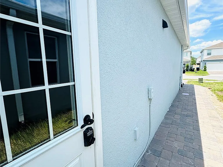 1433 Grand Palm Dr — Photo 2